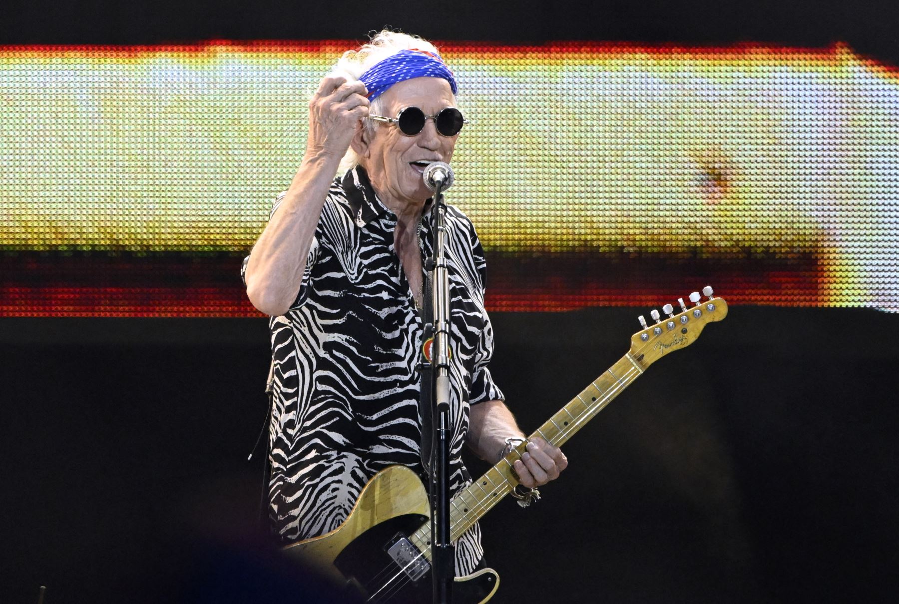 El músico británico Keith Richards actúa en el escenario durante un concierto de la banda de rock británica The Rolling Stones en el Estadio Ernst-Happel de Viena. AFP