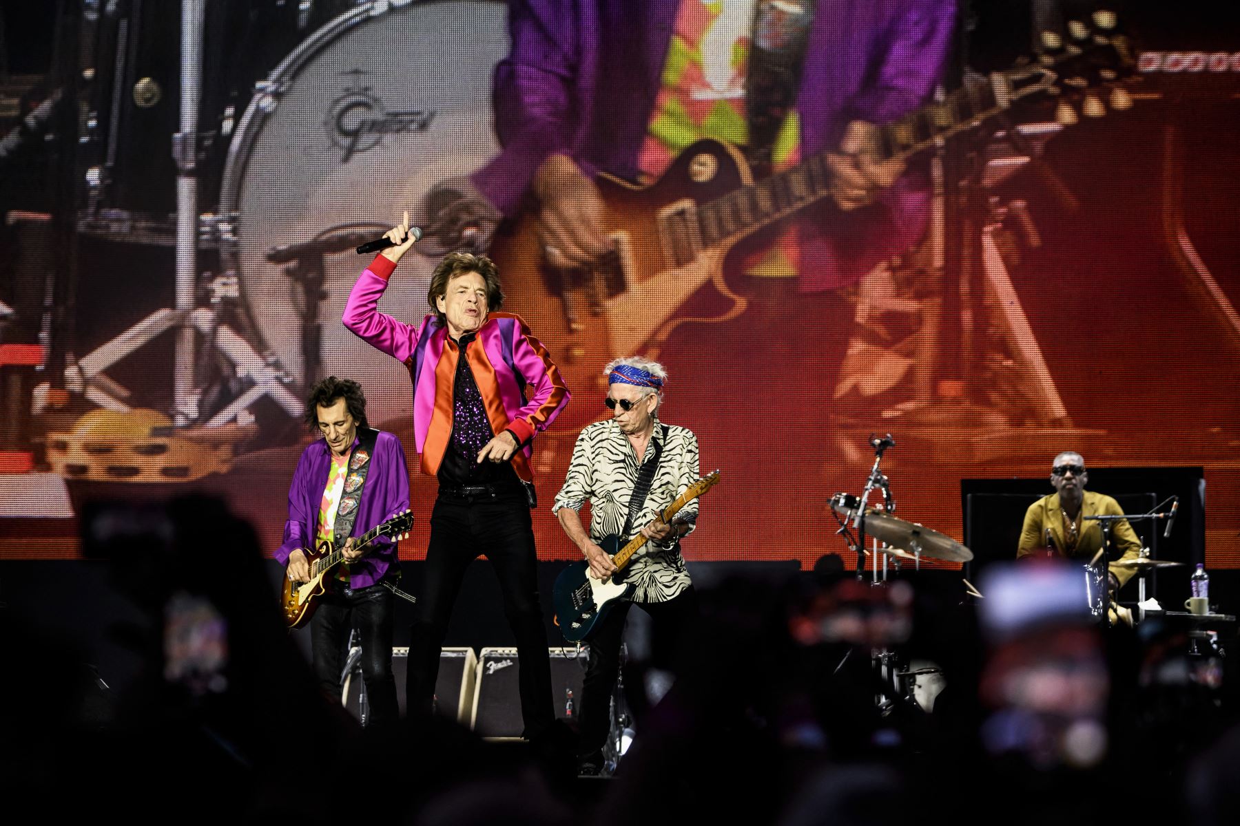El cantante de la banda de rock británica The Rolling Stones, Mick Jagger  los guitarristas Keith Richards  y Ron Wood, y el baterista estadounidense Steve Jordan , se presentan durante un concierto parte de su gira europea el 19 de julio de 2022 en el Estadio de Decines-Charpieu, cerca de Lyon. AFP