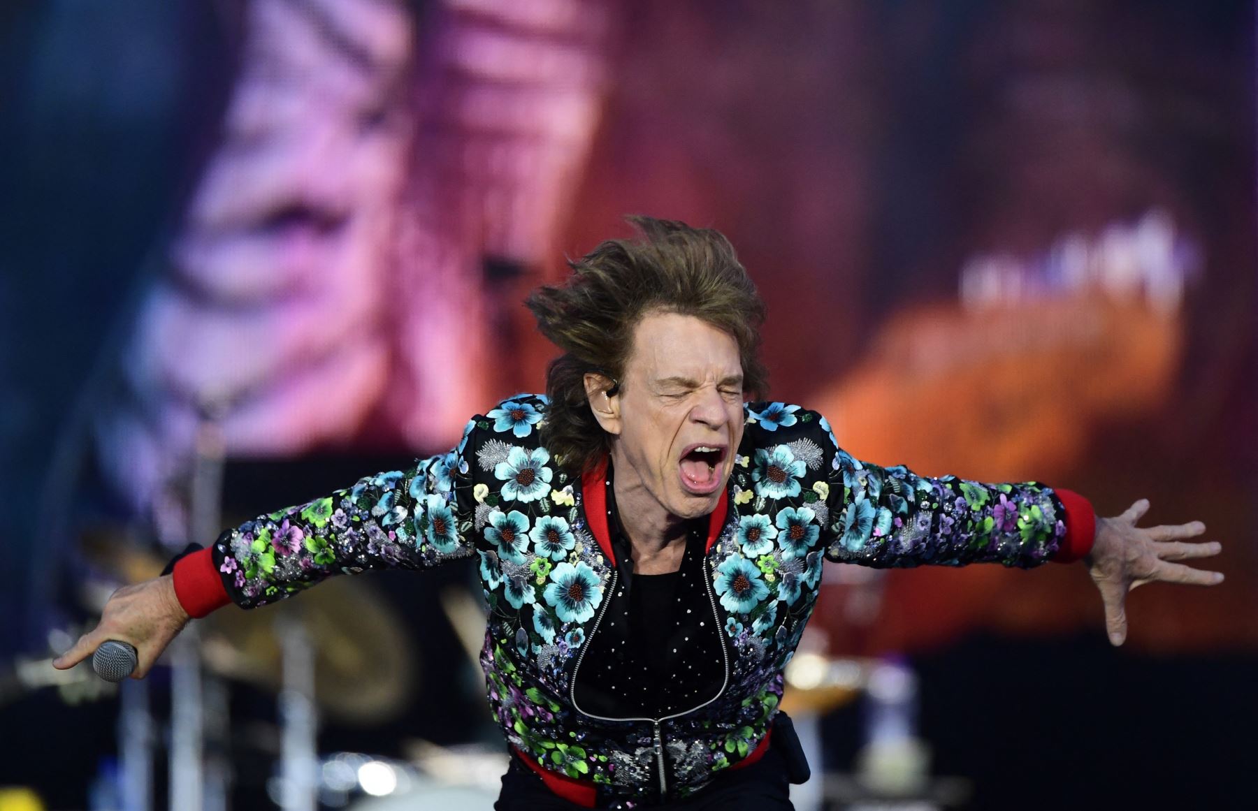 El cantante de la banda de rock británica The Rolling Stones, Mick Jagger, se presenta durante un concierto como parte de su 
