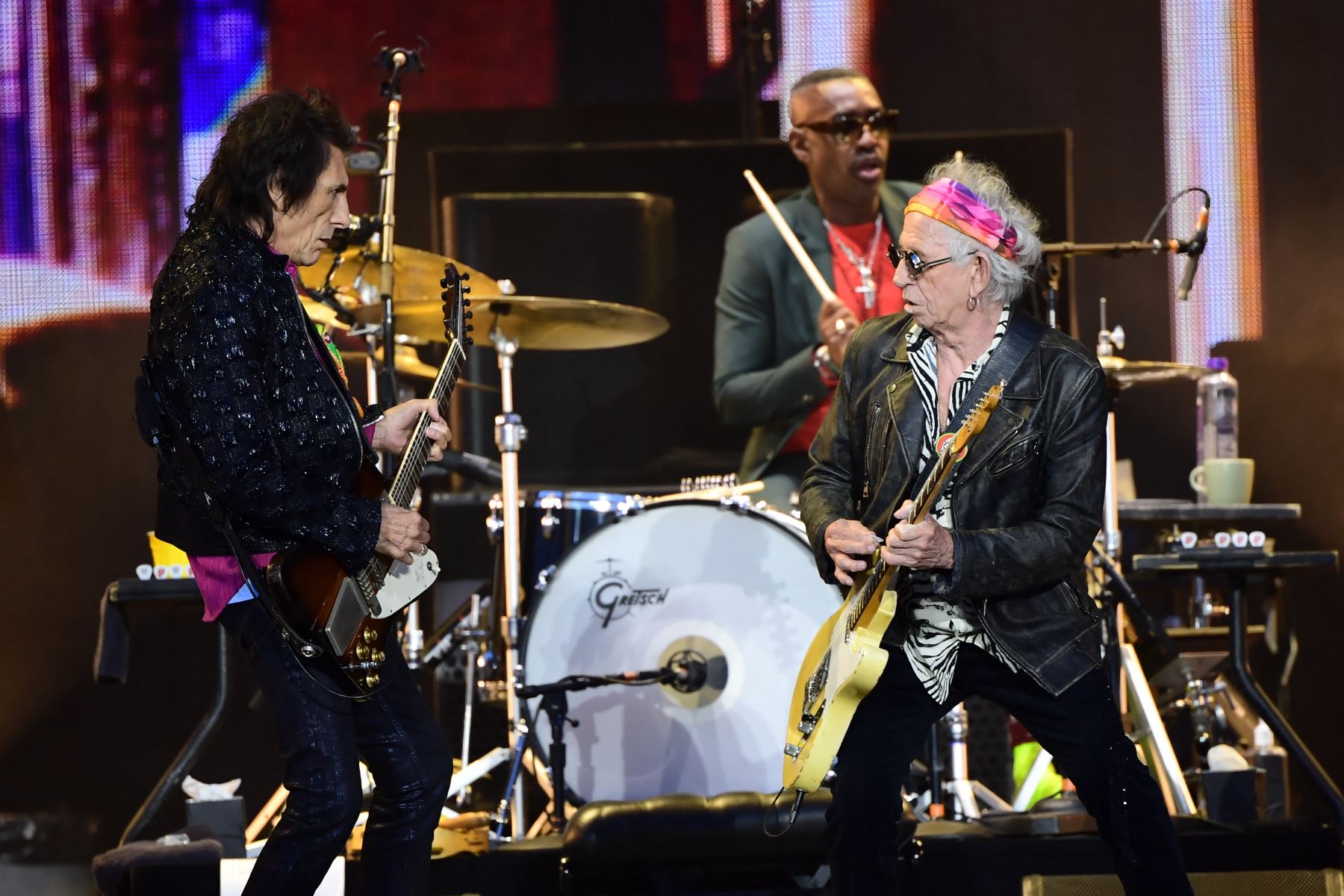 Los guitarristas de la banda de rock británica The Rolling Stones, Keith Richards (derecha) y Ron Wood (izquierda), actúan durante un concierto como parte de su 
