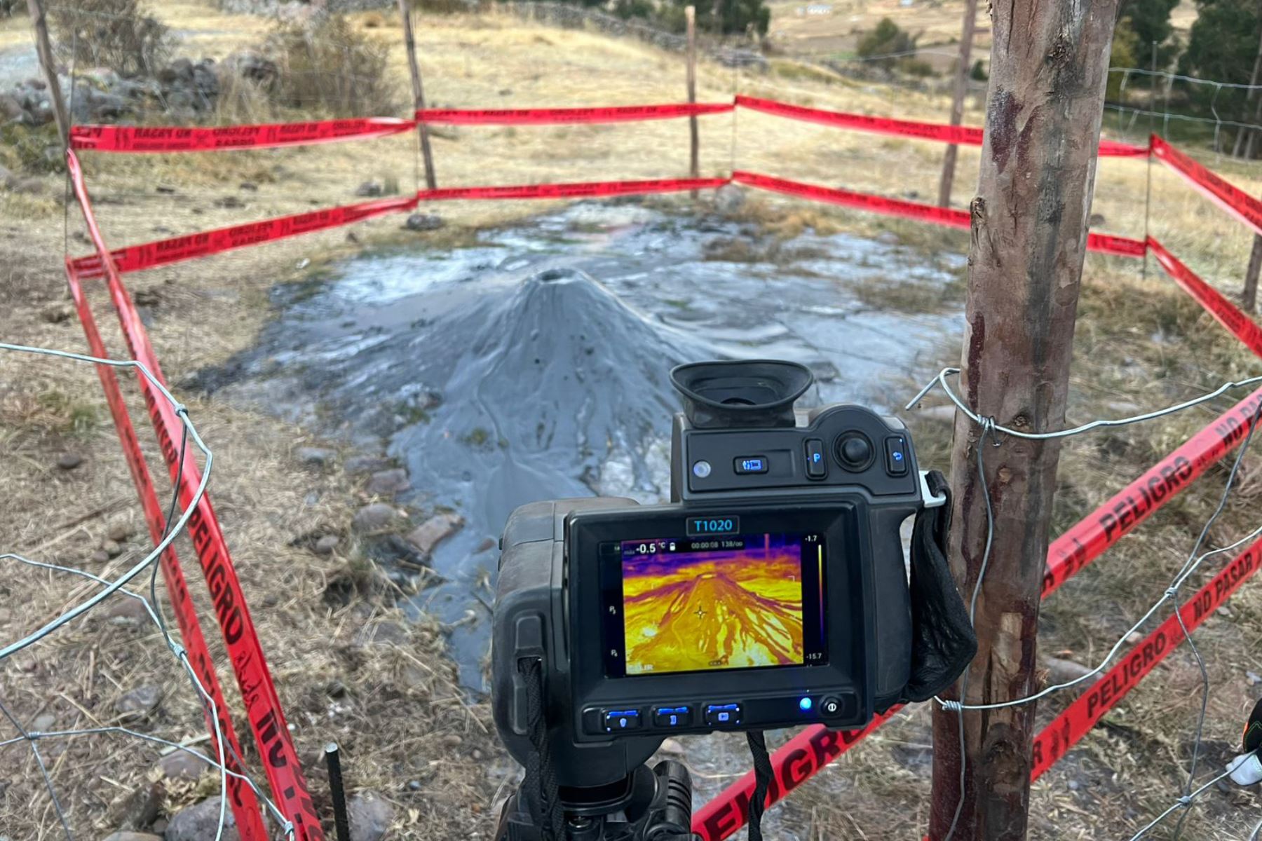 La misión científica capturo imágenes térmicas utilizando una cámara FLIR. Este trabajo permitió identificar posibles anomalías de temperatura en el área asociada al fenómeno, contribuyendo a un mejor entendimiento de su dinámica superficial.