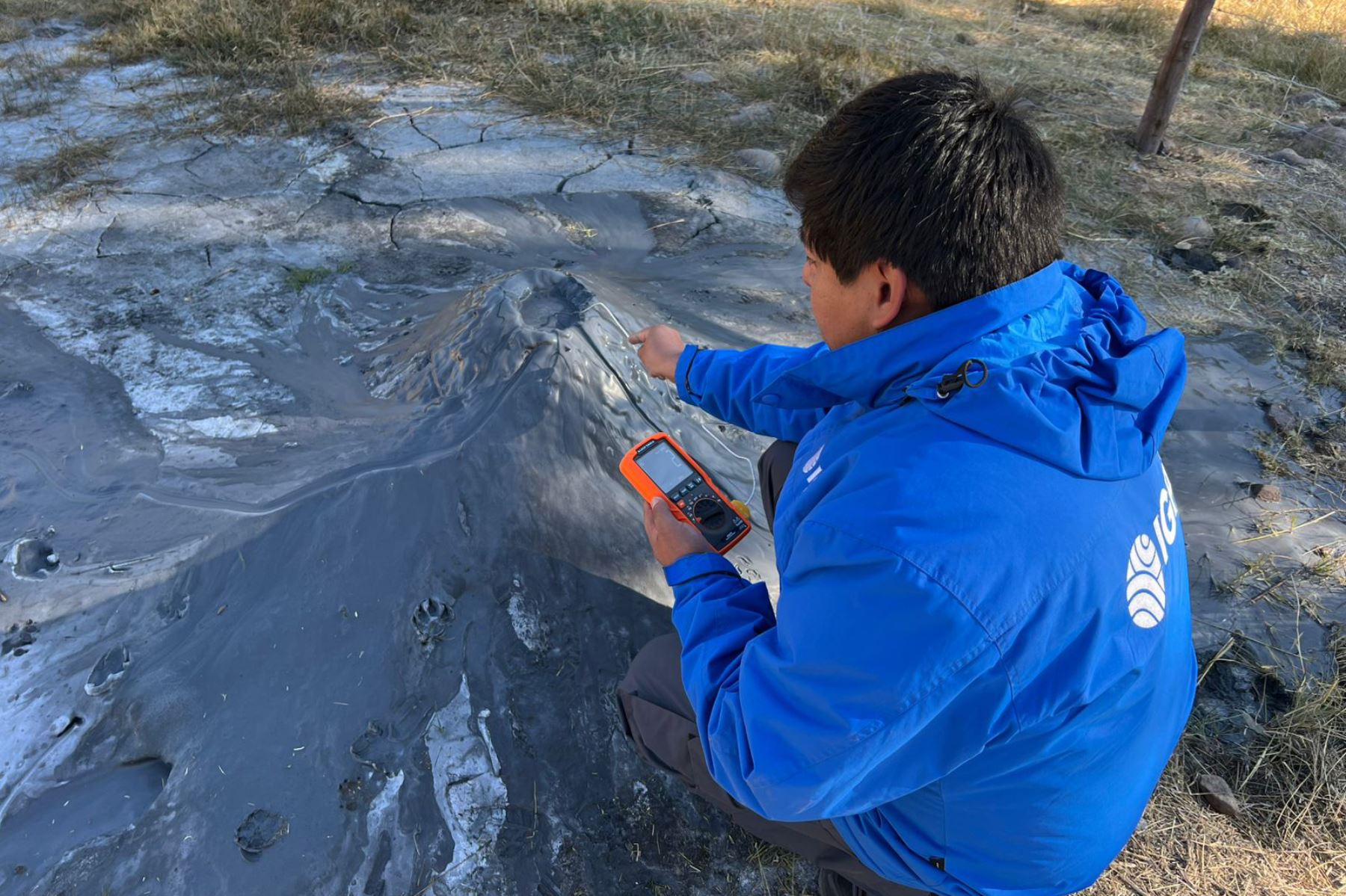 La inspección incluyó una evaluación geodinámica del sitio, con observación directa de la morfología del terreno, el tipo de material expulsado y las condiciones generales del entorno. Asimismo, se recolectaron muestras representativas de lodo, agua y rocas adyacentes, las cuales serán analizadas posteriormente en laboratorio para precisar su composición y origen.