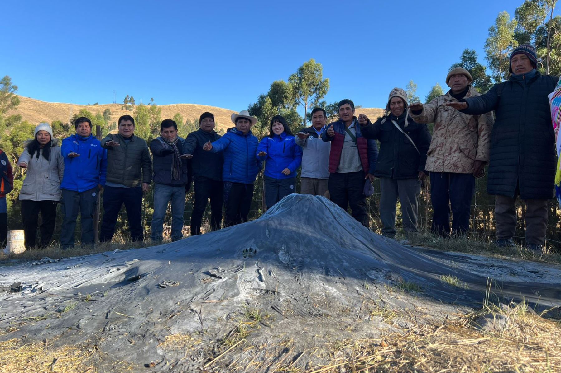 En respuesta a la reciente aparición de un fenómeno inusual en el distrito de San Pablo, provincia de Canchis, región Cusco, un equipo de científicos del Instituto Geofísico del Perú (IGP)realizó una exhaustiva inspección técnica en la zona donde se ha reportado la actividad de un pequeño volcán de lodo.