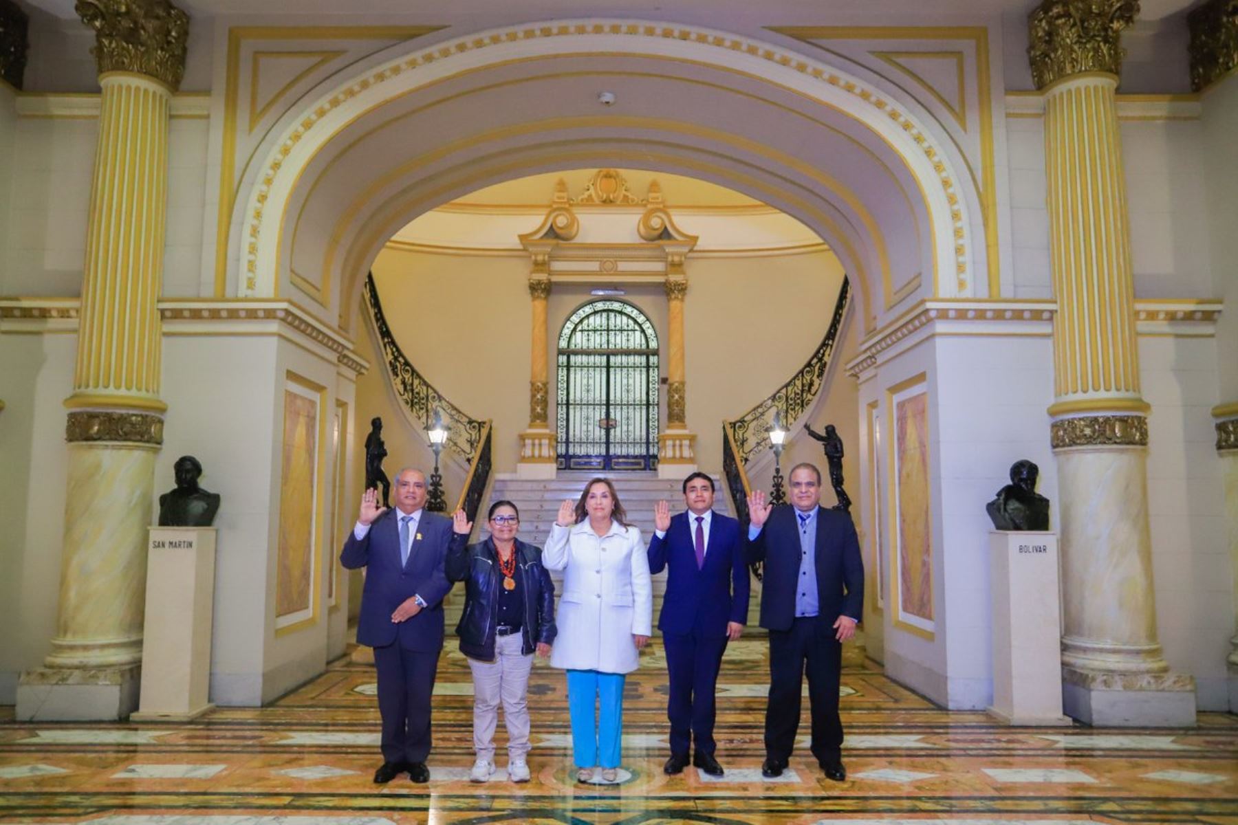 Con voluntad de diálogo y compromiso por el desarrollo, la presidenta Dina Boluarte se reunió con el gobernador regional de Pasco, Juan Luis Chombo, y la alcaldesa de Puerto Bermúdez, Dina Jumanga, para coordinar la atención inmediata de proyectos que puedan dinamizar la economía de la región. Foto: ANDINA/Prensa Presidencia