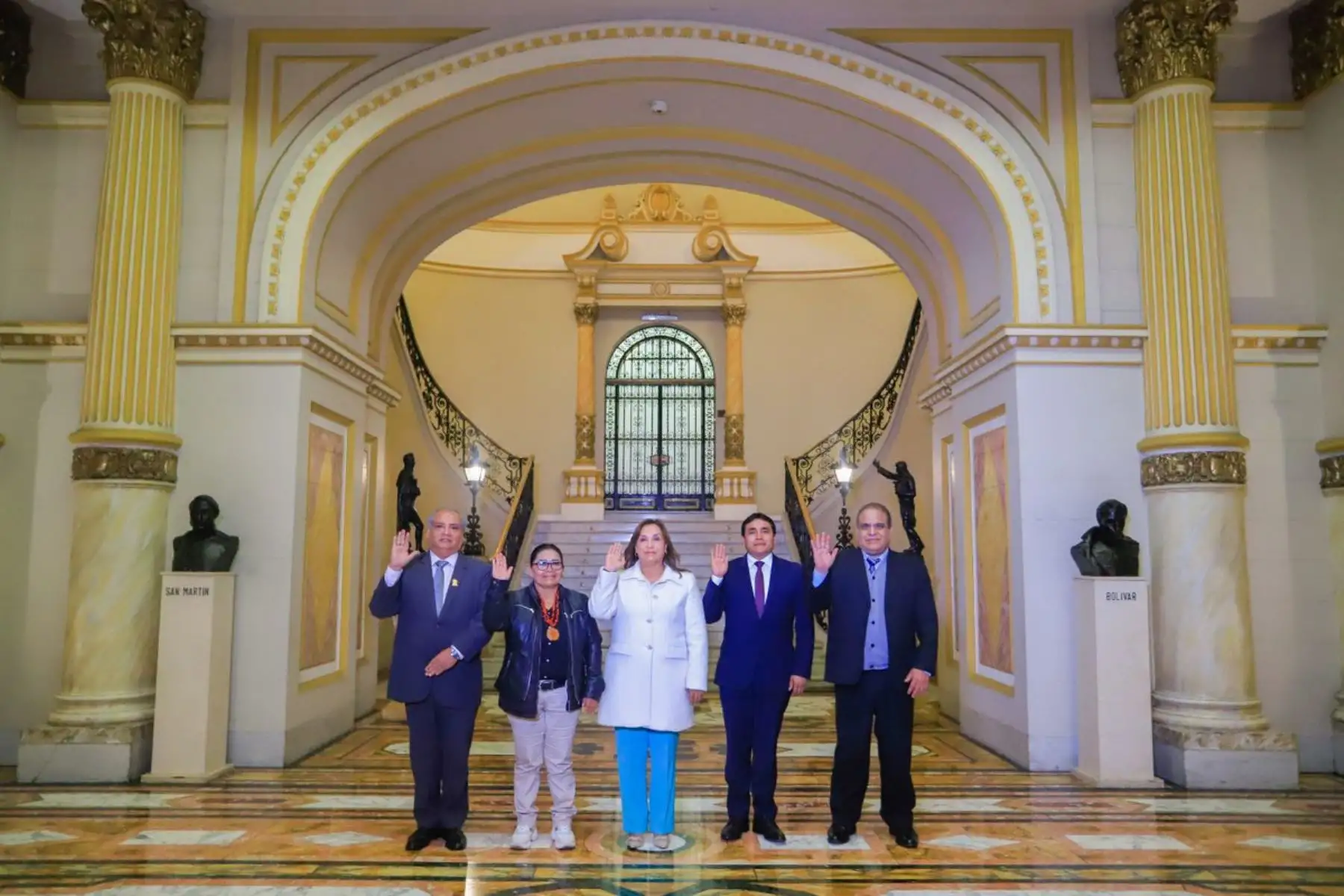 Con voluntad de diálogo y compromiso por el desarrollo, la presidenta Dina Boluarte se reunió con el gobernador regional de Pasco, Juan Luis Chombo, y la alcaldesa de Puerto Bermúdez, Dina Jumanga, para coordinar la atención inmediata de proyectos que puedan dinamizar la economía de la región. Foto: ANDINA/Prensa Presidencia