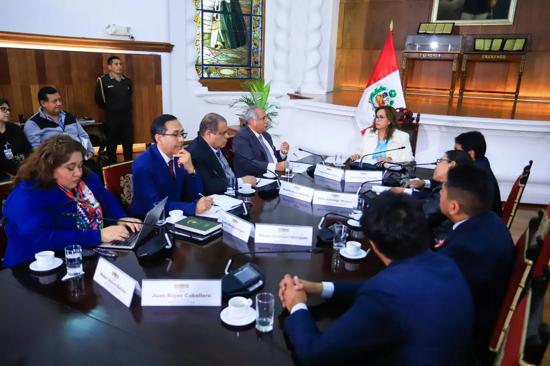Con voluntad de diálogo y compromiso por el desarrollo, la presidenta Dina Boluarte se reunió con el gobernador regional de Pasco, Juan Luis Chombo, y la alcaldesa de Puerto Bermúdez, Dina Jumanga, para coordinar la atención inmediata de proyectos que puedan dinamizar la economía de la región. Foto: ANDINA/Prensa Presidencia