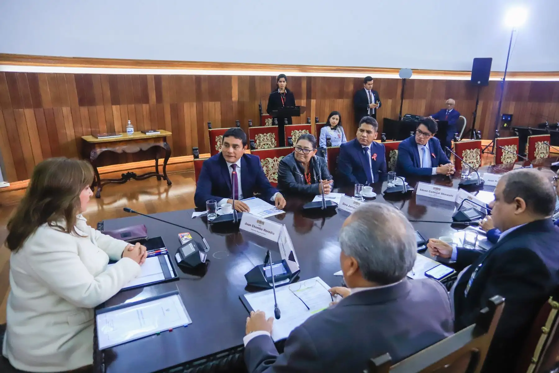 Con voluntad de diálogo y compromiso por el desarrollo, la presidenta Dina Boluarte se reunió con el gobernador regional de Pasco, Juan Luis Chombo, y la alcaldesa de Puerto Bermúdez, Dina Jumanga, para coordinar la atención inmediata de proyectos que puedan dinamizar la economía de la región. Foto: ANDINA/Prensa Presidencia