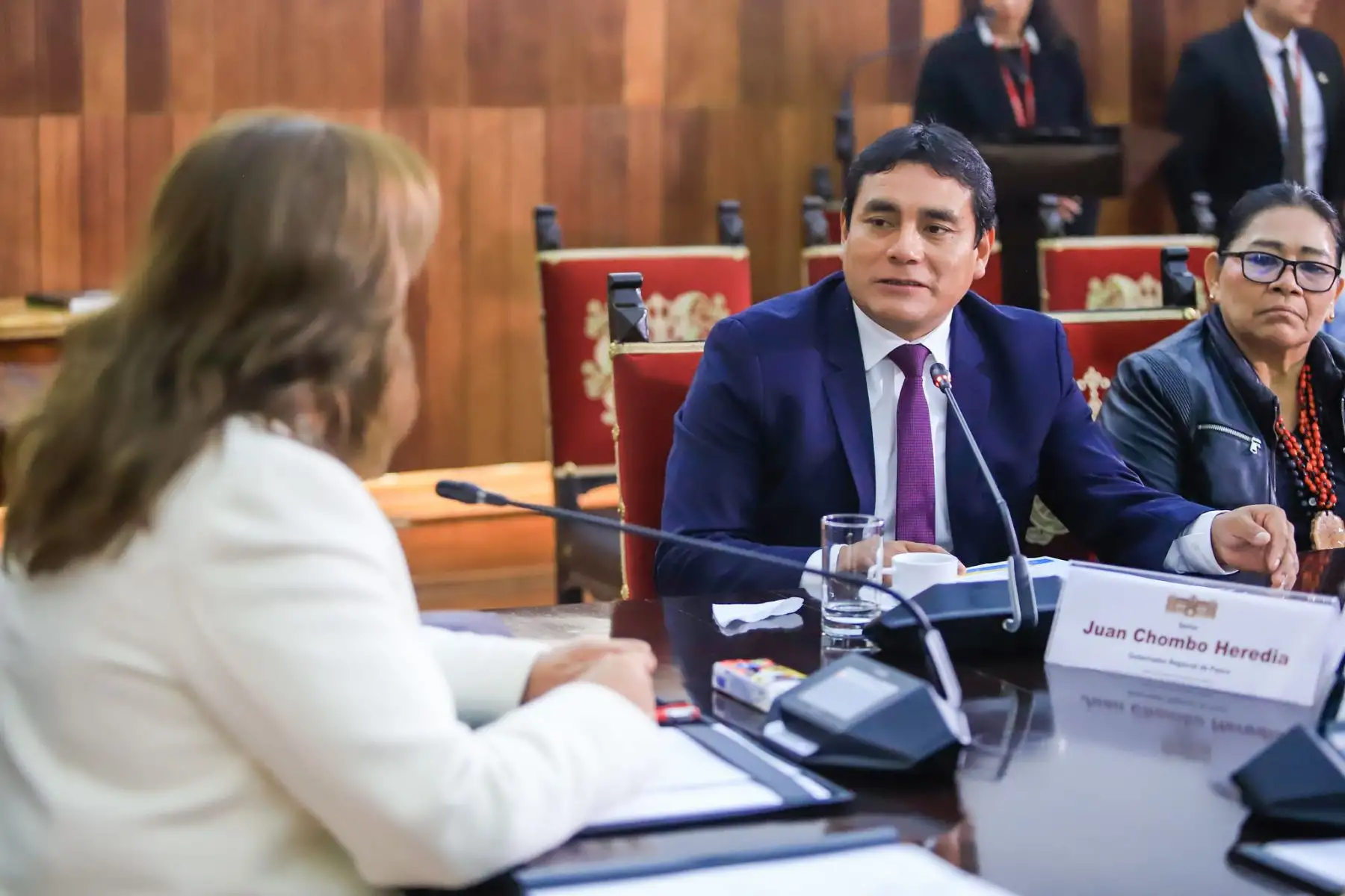 Con voluntad de diálogo y compromiso por el desarrollo, la presidenta Dina Boluarte se reunió con el gobernador regional de Pasco, Juan Luis Chombo, y la alcaldesa de Puerto Bermúdez, Dina Jumanga, para coordinar la atención inmediata de proyectos que puedan dinamizar la economía de la región. Foto: ANDINA/Prensa Presidencia