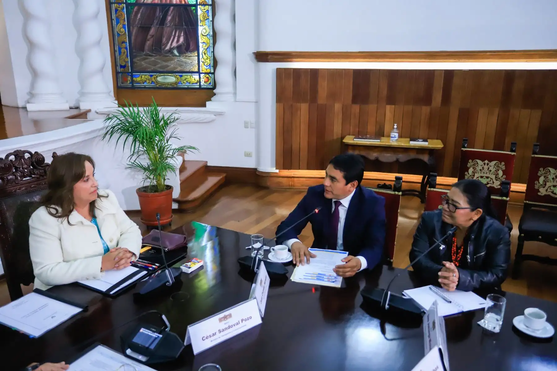 Con voluntad de diálogo y compromiso por el desarrollo, la presidenta Dina Boluarte se reunió con el gobernador regional de Pasco, Juan Luis Chombo, y la alcaldesa de Puerto Bermúdez, Dina Jumanga, para coordinar la atención inmediata de proyectos que puedan dinamizar la economía de la región. Foto: ANDINA/Prensa Presidencia