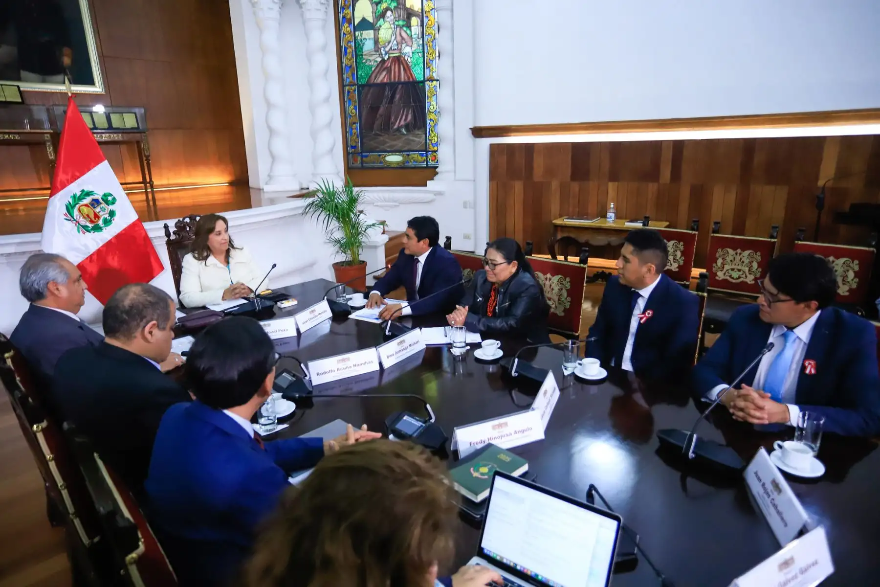 Con voluntad de diálogo y compromiso por el desarrollo, la presidenta Dina Boluarte se reunió con el gobernador regional de Pasco, Juan Luis Chombo, y la alcaldesa de Puerto Bermúdez, Dina Jumanga, para coordinar la atención inmediata de proyectos que puedan dinamizar la economía de la región. Foto: ANDINA/Prensa Presidencia