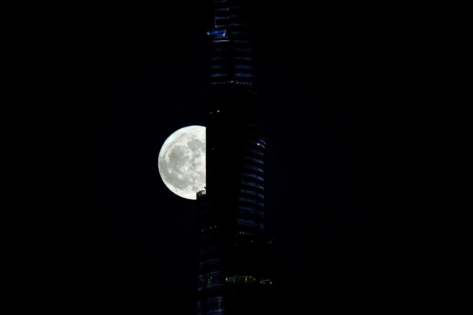 La luna sale detrás del Burj Khalifa, el edificio más alto del mundo, en Dubái. AFP