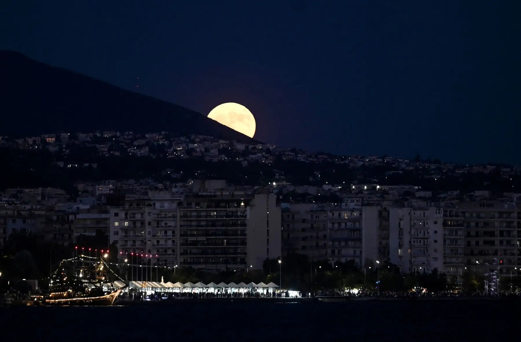 Esta fotografía muestra un ascenso completo sobre la ciudad de Tesalónica. AFP