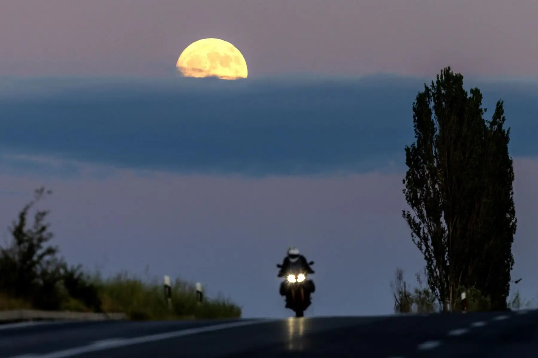 Fotografía de la luna llena llamada Buck Moon sobre un motociclista este miércoles, cerca de Kumanovo  Foto: EFE