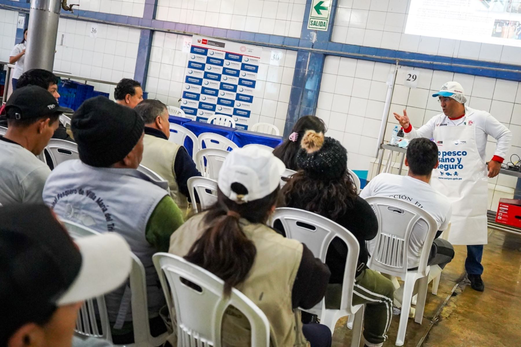 Sanipes capacita a los pescadores artesanales, productores acuícolas y comerciantes de la cadena de pesca, en normas sanitarias. Foto: Cortesía.