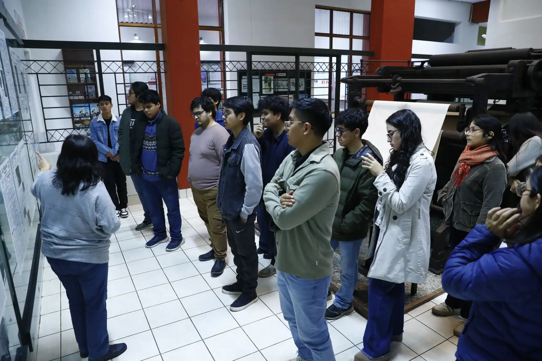 Estudiantes de séptimo ciclo de Ciencias Políticas de la Universidad San Marcos recorrieron el Museo Gráfico del Diario El Peruano, como parte de las actividades de su participación en la iniciativa Vive Andina, en las que destacados periodistas de la Agencia de Noticias Andina compartieron sus conocimientos y experiencias con los jóvenes. Foto: ANDINA/Daniel Bracamonte