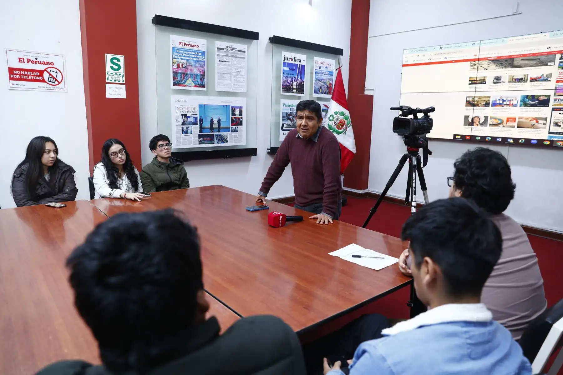Estudiantes de séptimo ciclo de Ciencias Políticas de la Universidad San Marcos, del curso de Comunicación Política, fueron participes de la iniciativa Vive Andina, en las que destacados periodistas de la Agencia de Noticias Andina compartieron sus conocimientos y experiencias con los jóvenes. Foto: ANDINA/Daniel Bracamonte