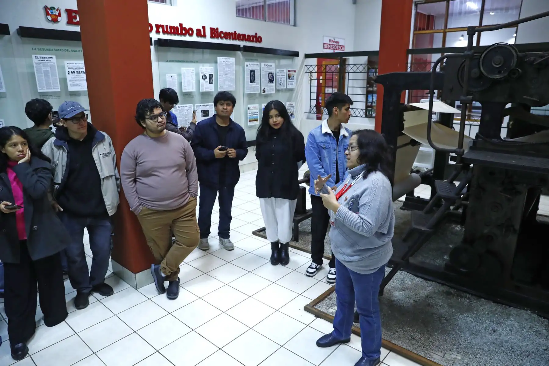 Estudiantes de séptimo ciclo de Ciencias Políticas de la Universidad San Marcos recorrieron el Museo Gráfico del Diario El Peruano, como parte de las actividades de su participación en la iniciativa Vive Andina, en las que destacados periodistas de la Agencia de Noticias Andina compartieron sus conocimientos y experiencias con los jóvenes. Foto: ANDINA/Daniel Bracamonte