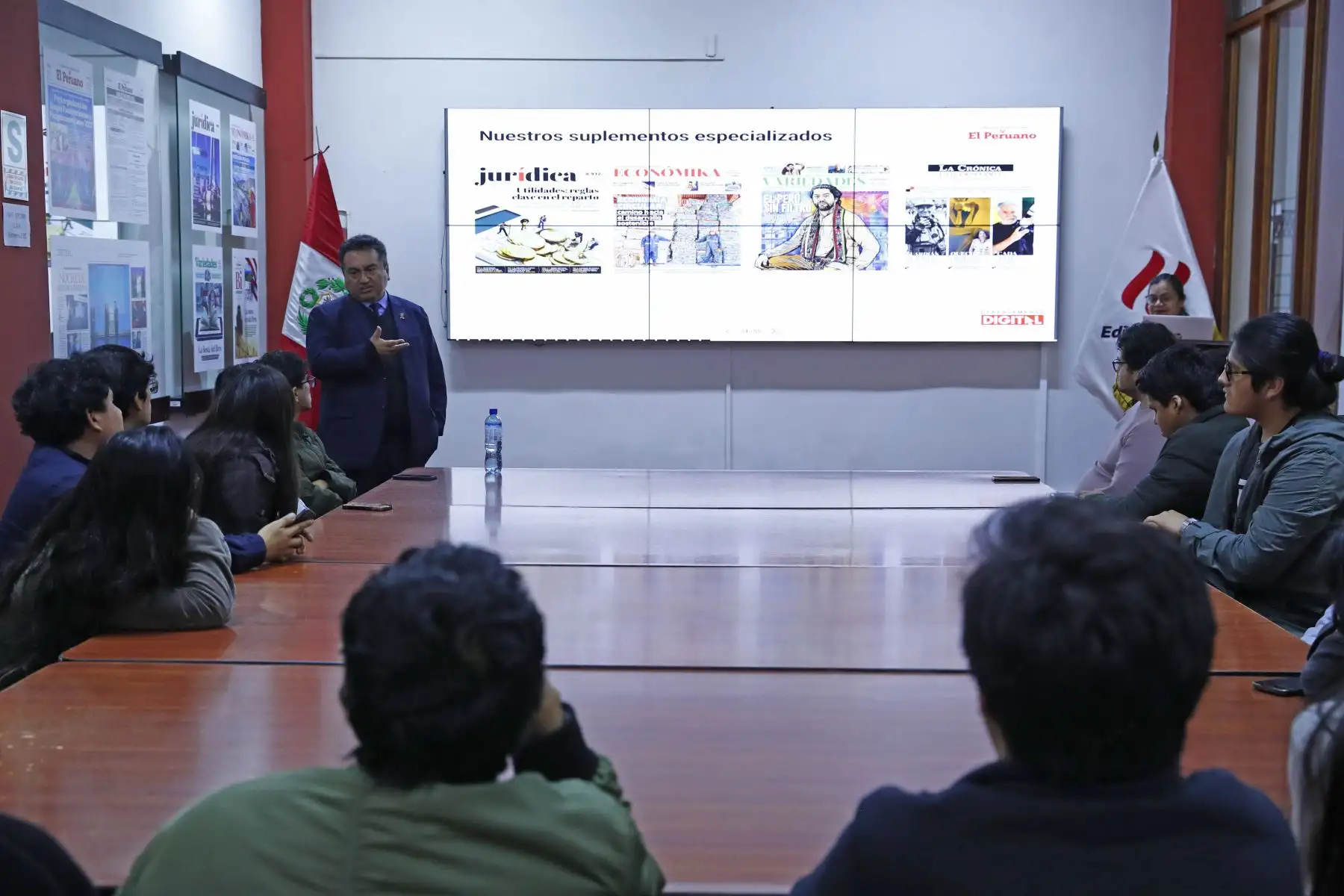 Estudiantes de séptimo ciclo de Ciencias Políticas de la Universidad San Marcos, del curso de Comunicación Política, fueron participes de la iniciativa Vive Andina, en las que destacados periodistas de la Agencia de Noticias Andina compartieron sus conocimientos y experiencias con los jóvenes. Foto: ANDINA/Daniel Bracamonte