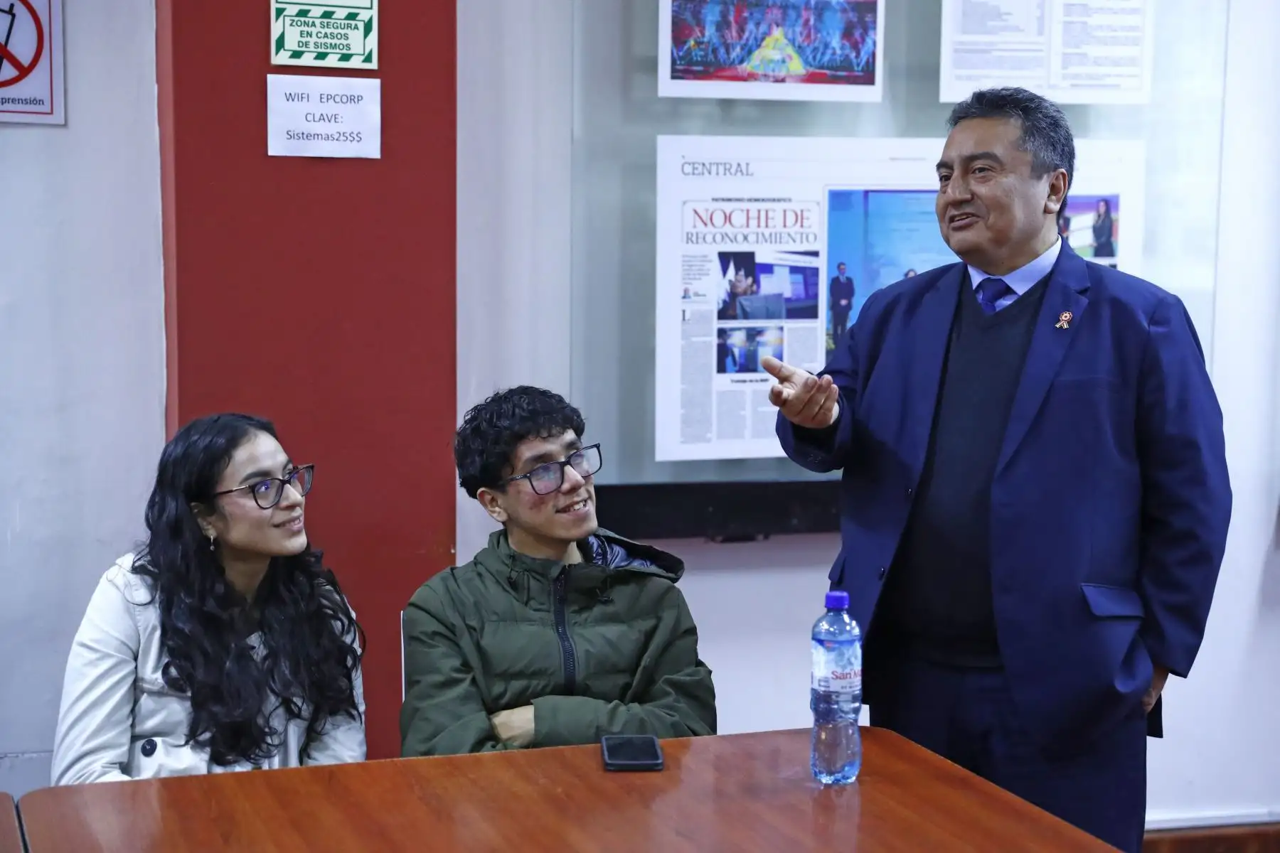 El director de la Agencia de Noticias Andina, Félix Paz Quiroz, participó en la iniciativa Vive Andina, en las que destacados periodistas del medio de comunicación compartieron sus conocimientos y experiencias con estudiantes de séptimo ciclo de Ciencias Políticas de la Universidad San Marcos, del curso de Comunicación Política. Foto: ANDINA/Daniel Bracamonte
