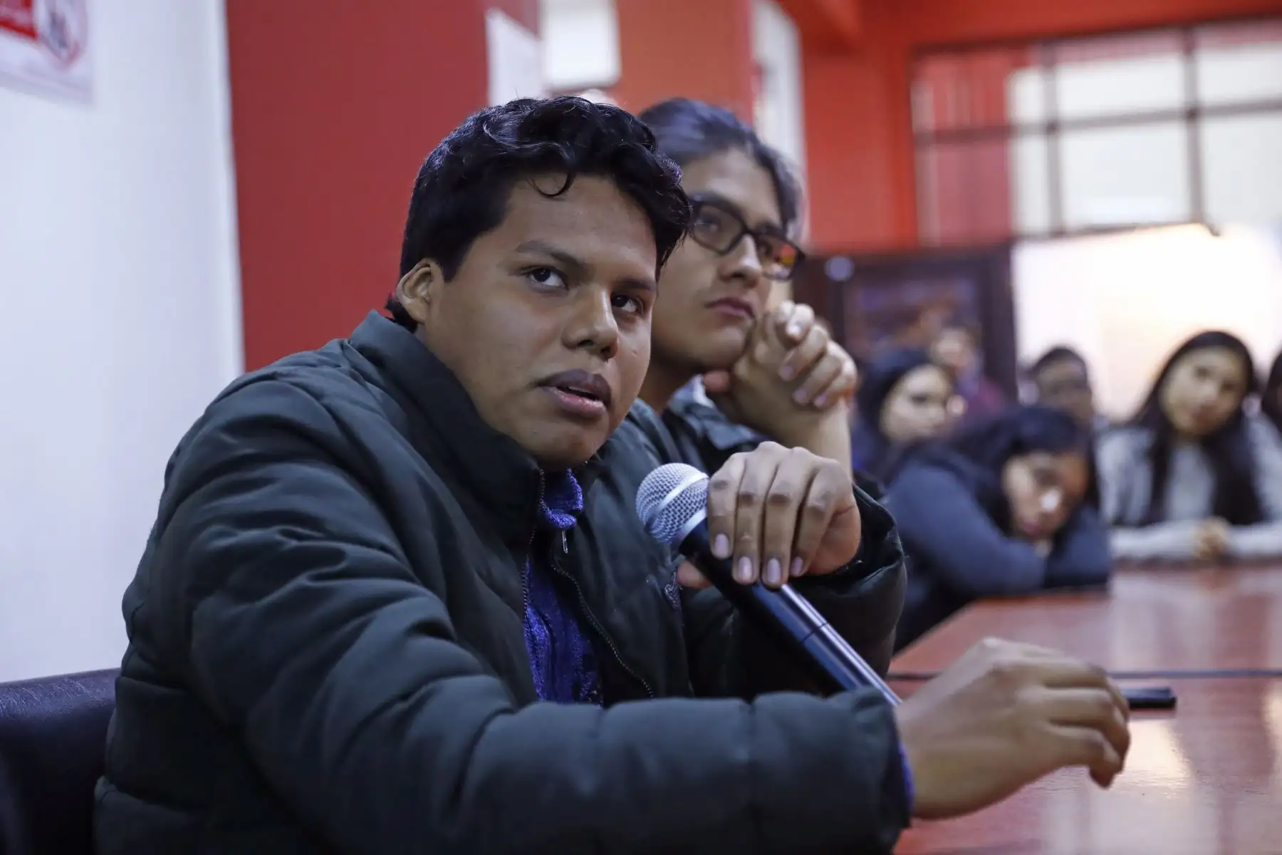 Estudiantes de séptimo ciclo de Ciencias Políticas de la Universidad San Marcos, del curso de Comunicación Política, fueron participes de la iniciativa Vive Andina, en las que destacados periodistas de la Agencia de Noticias Andina compartieron sus conocimientos y experiencias con los jóvenes. Foto: ANDINA/Daniel Bracamonte