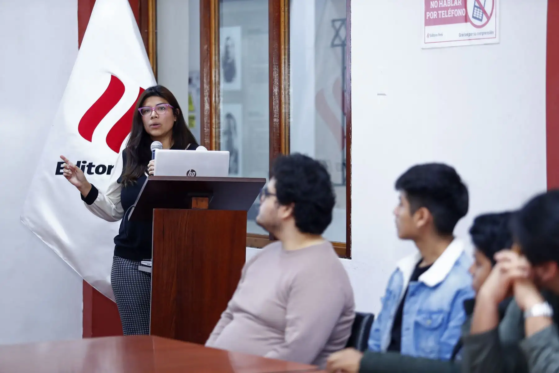 Estudiantes de séptimo ciclo de Ciencias Políticas de la Universidad San Marcos, del curso de Comunicación Política, fueron participes de la iniciativa Vive Andina, en las que destacados periodistas de la Agencia de Noticias Andina compartieron sus conocimientos y experiencias con los jóvenes. Foto: ANDINA/Daniel Bracamonte
