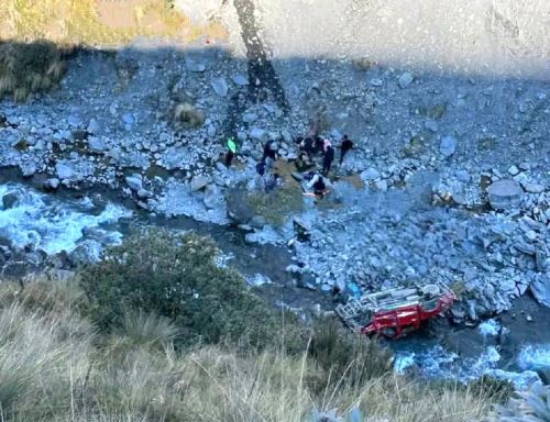 La camioneta cayó a un abismo de más de 100 metros de profundidad, en la carretera Juliaca - Sina, en Puno. Sus cinco ocupantes fallecieron. ANDINA/Difusión