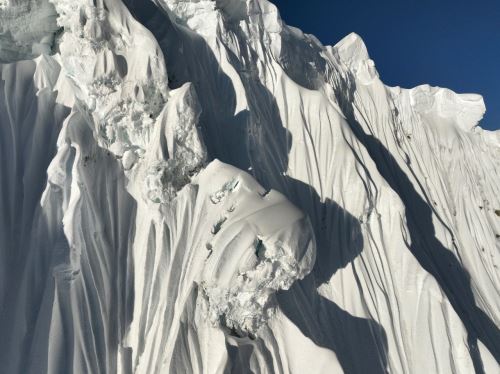La Asociación de Guías de Montaña del Perú (AGMP) alertó a los andinistas la presencia de una peligrosa acumulación de nieve en la ruta normal de ascenso al nevado Alpamayo, en Áncash. ANDINA/Difusión