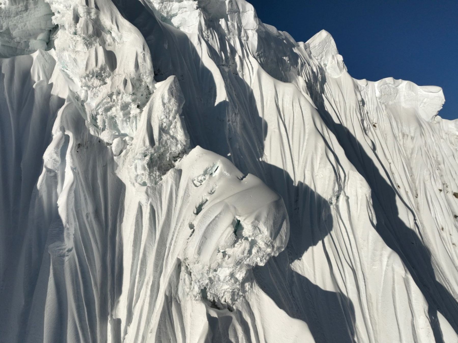 La Asociación de Guías de Montaña del Perú (AGMP) alertó a los andinistas la presencia de una peligrosa acumulación de nieve en la ruta normal de ascenso al nevado Alpamayo, en Áncash. ANDINA/Difusión