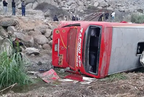 Así quedó el bus de la empresa de transportes Rápidos Vip que sufrió un despiste en Paramonga. El accidente deja cuatro personas fallecidas y más de 20 heridas. ANDINA/Difusión