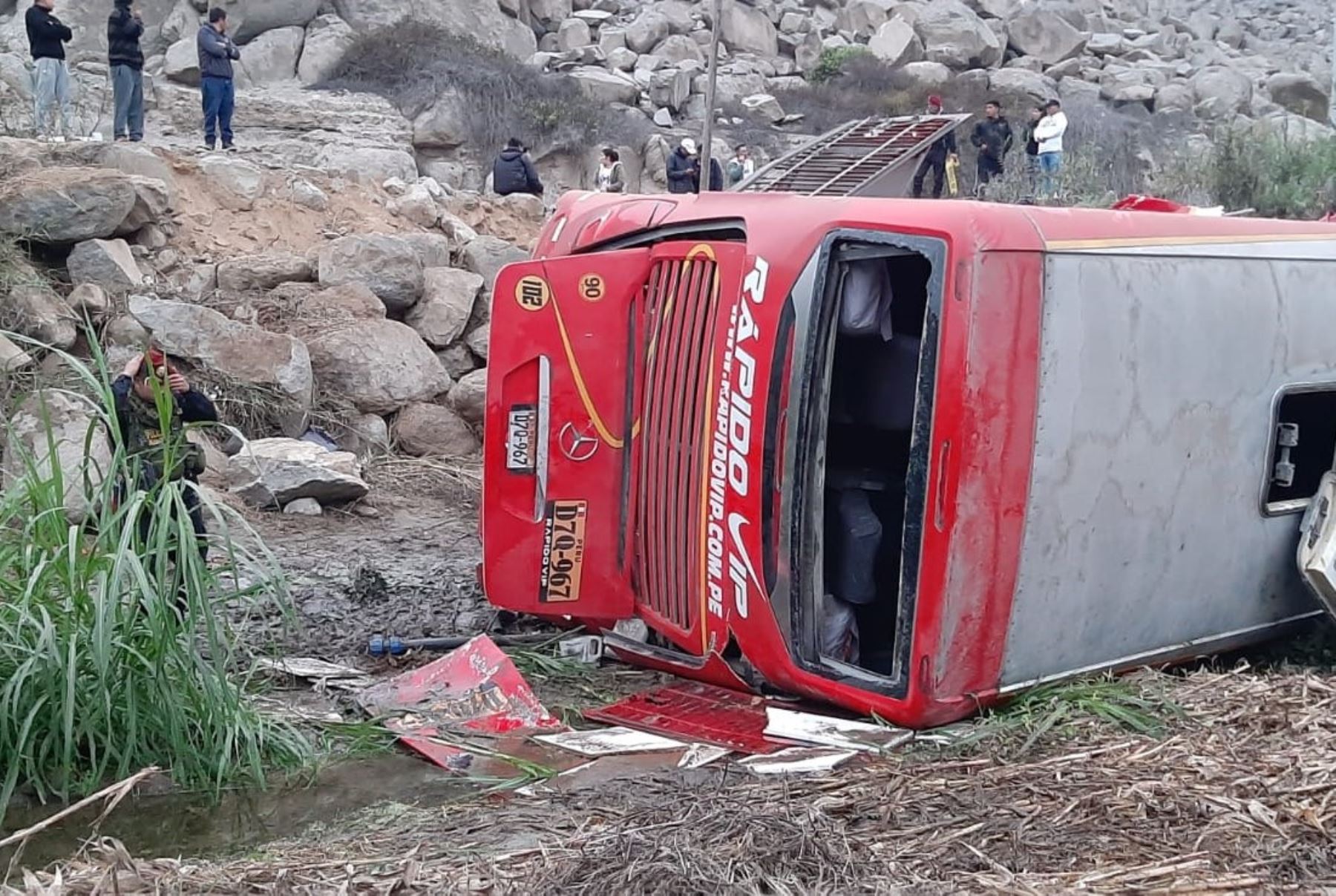 Así quedó el bus de la empresa de transportes Rápidos Vip que sufrió un despiste en Paramonga. El accidente deja cuatro personas fallecidas y más de 20 heridas. ANDINA/Difusión