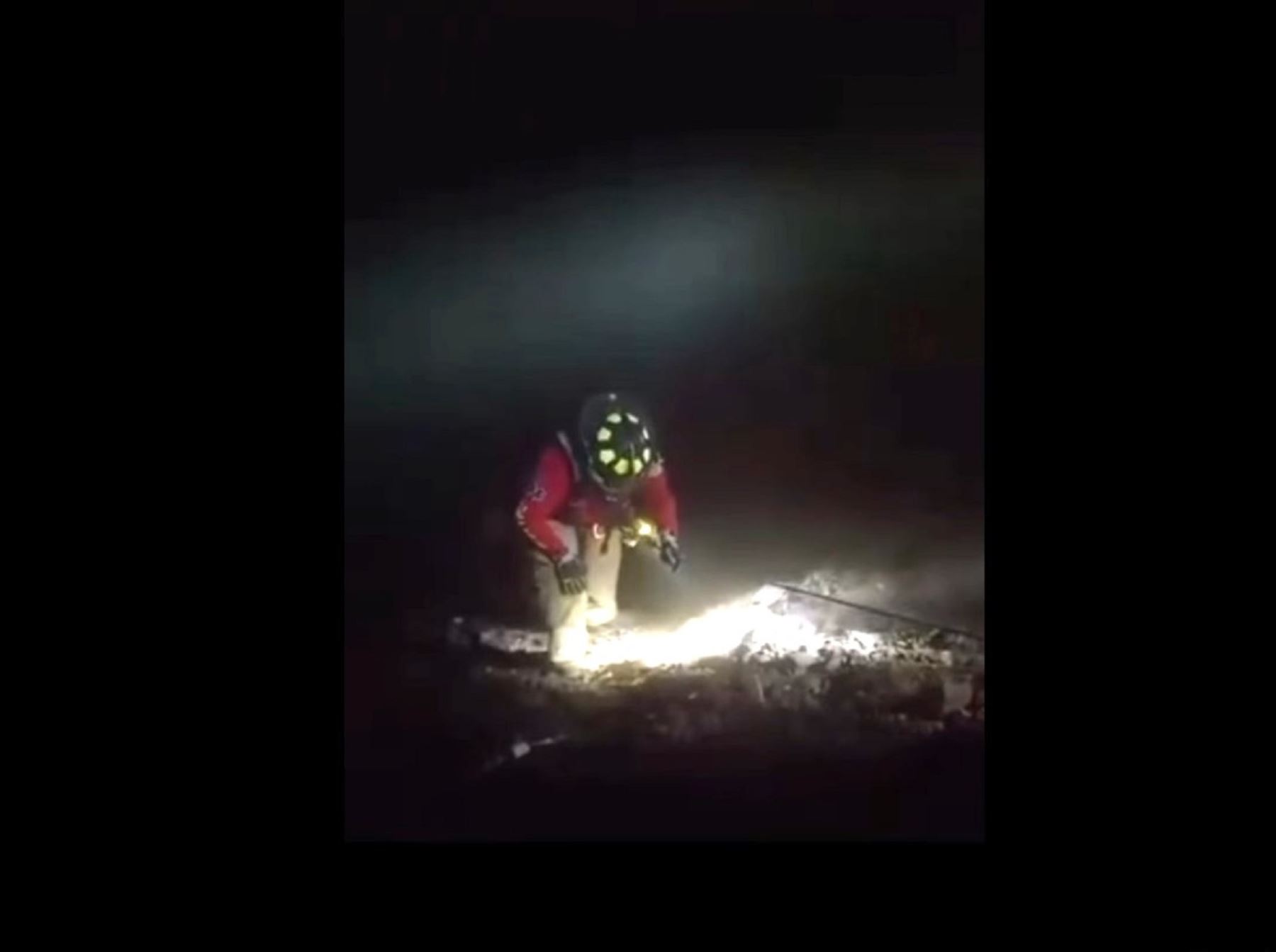 Las brigadas de rescate realizaron maniobras arriesgadas para rescatar los cuerpos de las víctimas.