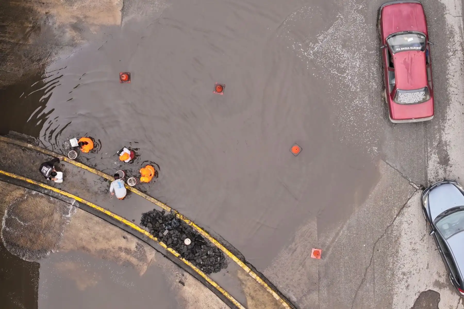 La acumulación de agua ha bloqueado el giro hacia Chorrillos y Lima, afectando a cientos de conductores que usan esta vía clave para el tránsito entre distritos costeros. Foto: ANDINA/ Braian Reyna