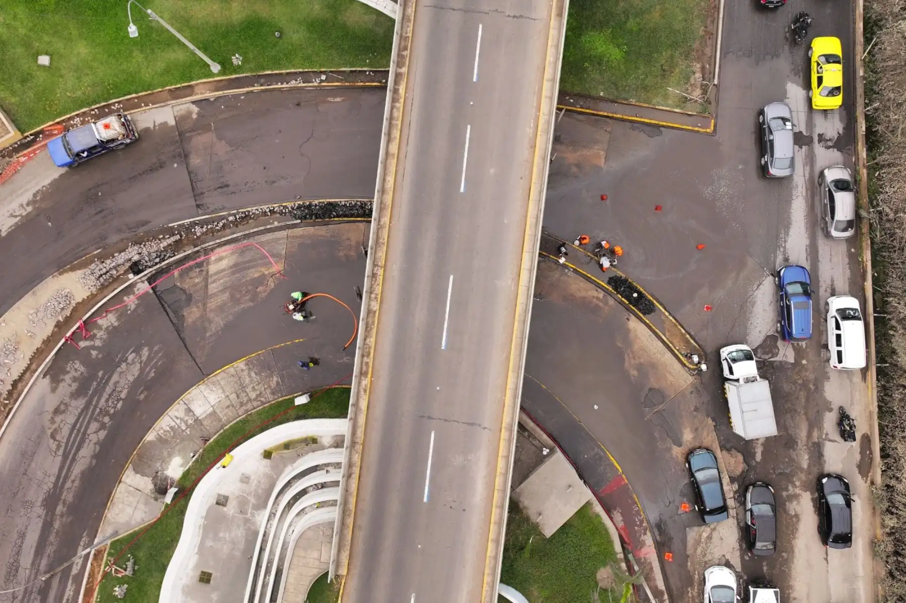La acumulación de agua ha bloqueado el giro hacia Chorrillos y Lima, afectando a cientos de conductores que usan esta vía clave para el tránsito entre distritos costeros. Foto: ANDINA/ Braian Reyna