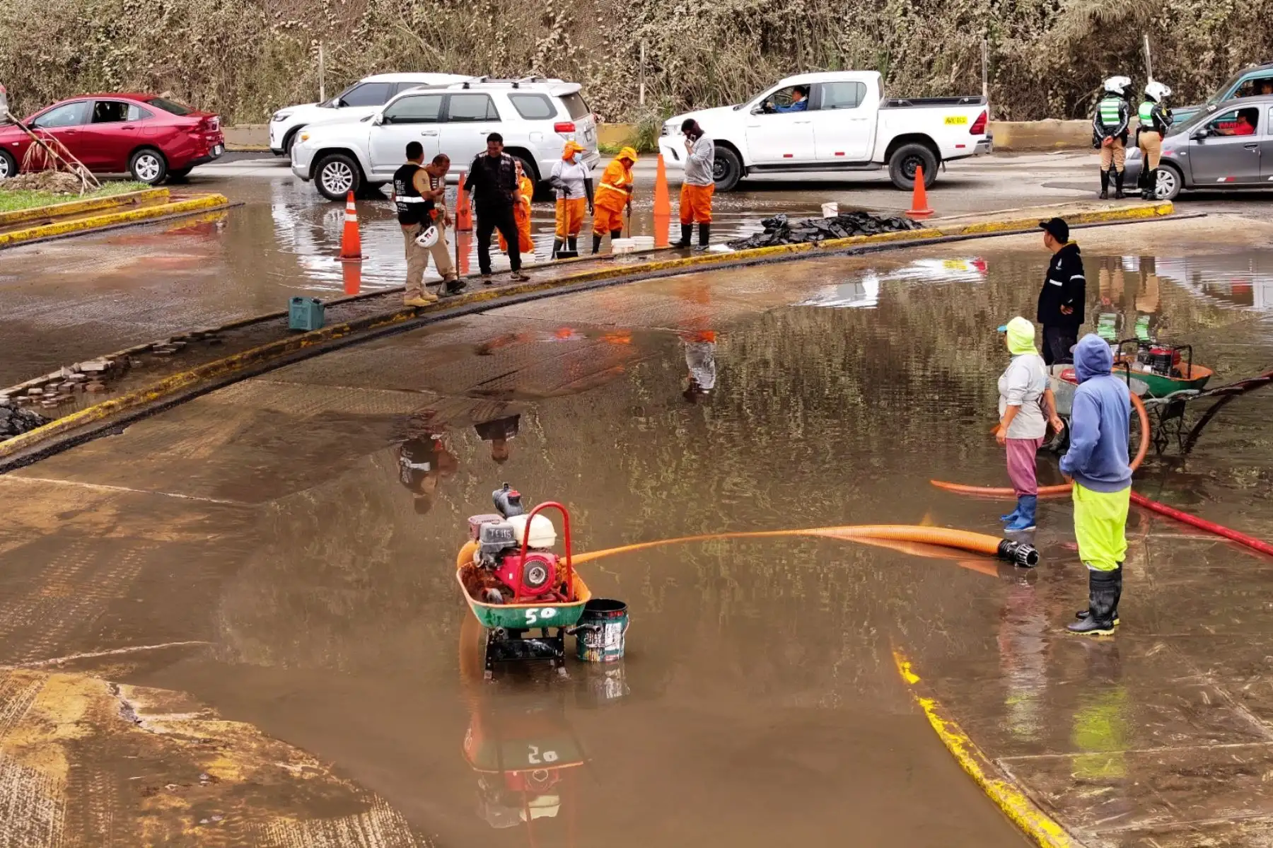 La acumulación de agua ha bloqueado el giro hacia Chorrillos y Lima, afectando a cientos de conductores que usan esta vía clave para el tránsito entre distritos costeros. Foto: ANDINA/ Braian Reyna