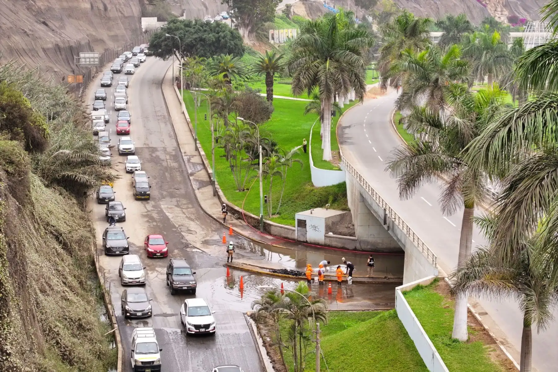Un aniego en la bajada del Malecón Grau, en dirección al Circuito de Playas de la Costa Verde, ha generado una gran congestión vehicular de más de dos horas y más de 5 kilómetros de tráfico. Foto: ANDINA/ Braian Reyna