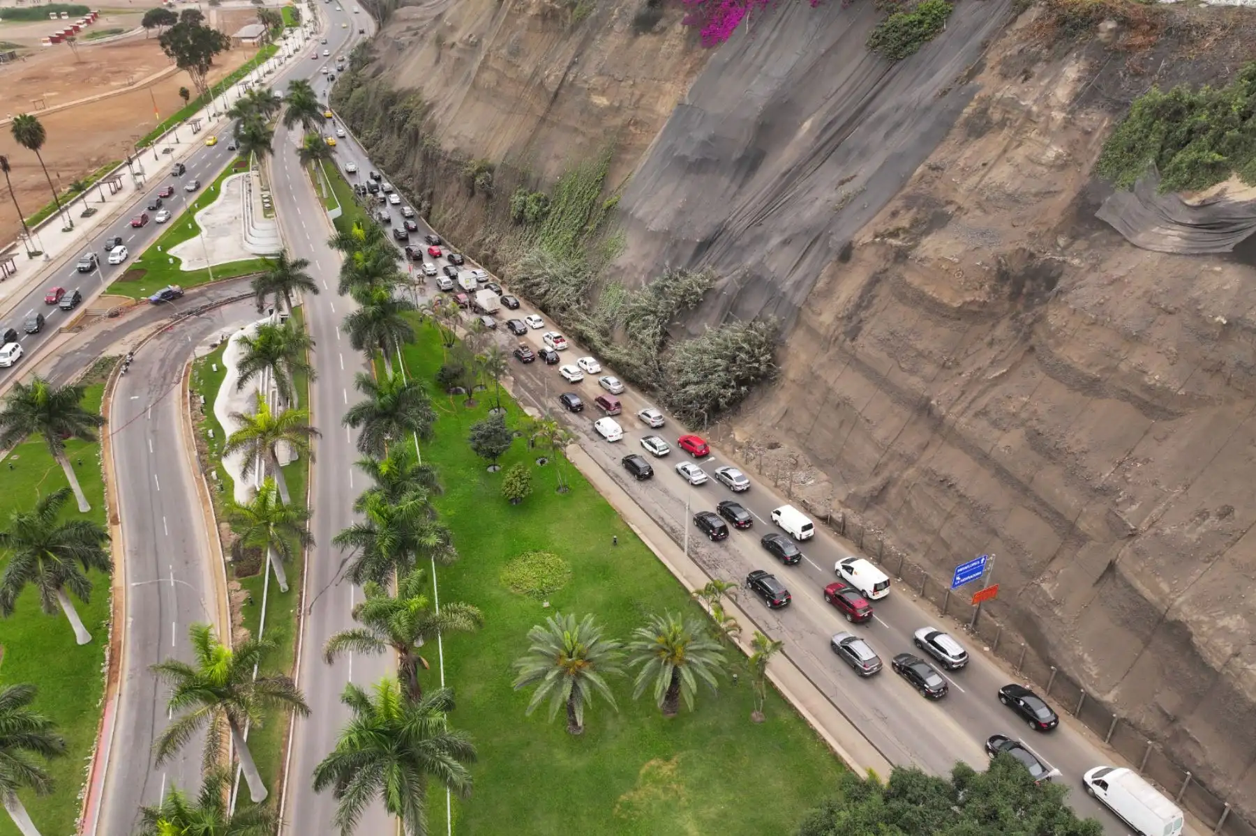 Un aniego en la bajada del Malecón Grau, en dirección al Circuito de Playas de la Costa Verde, ha generado una gran congestión vehicular de más de dos horas y más de 5 kilómetros de tráfico. Foto: ANDINA/ Braian Reyna