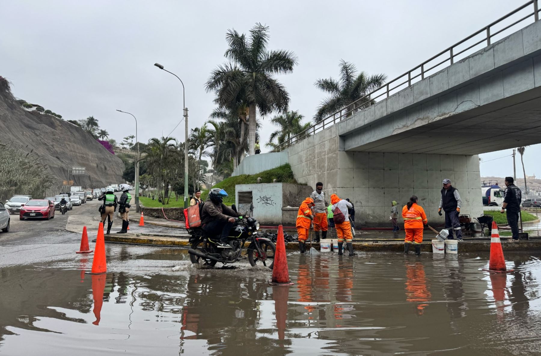 Un aniego en la bajada del Malecón Grau, en dirección al Circuito de Playas de la Costa Verde, ha generado una gran congestión vehicular. Foto: ANDINA/ Braian Reyna