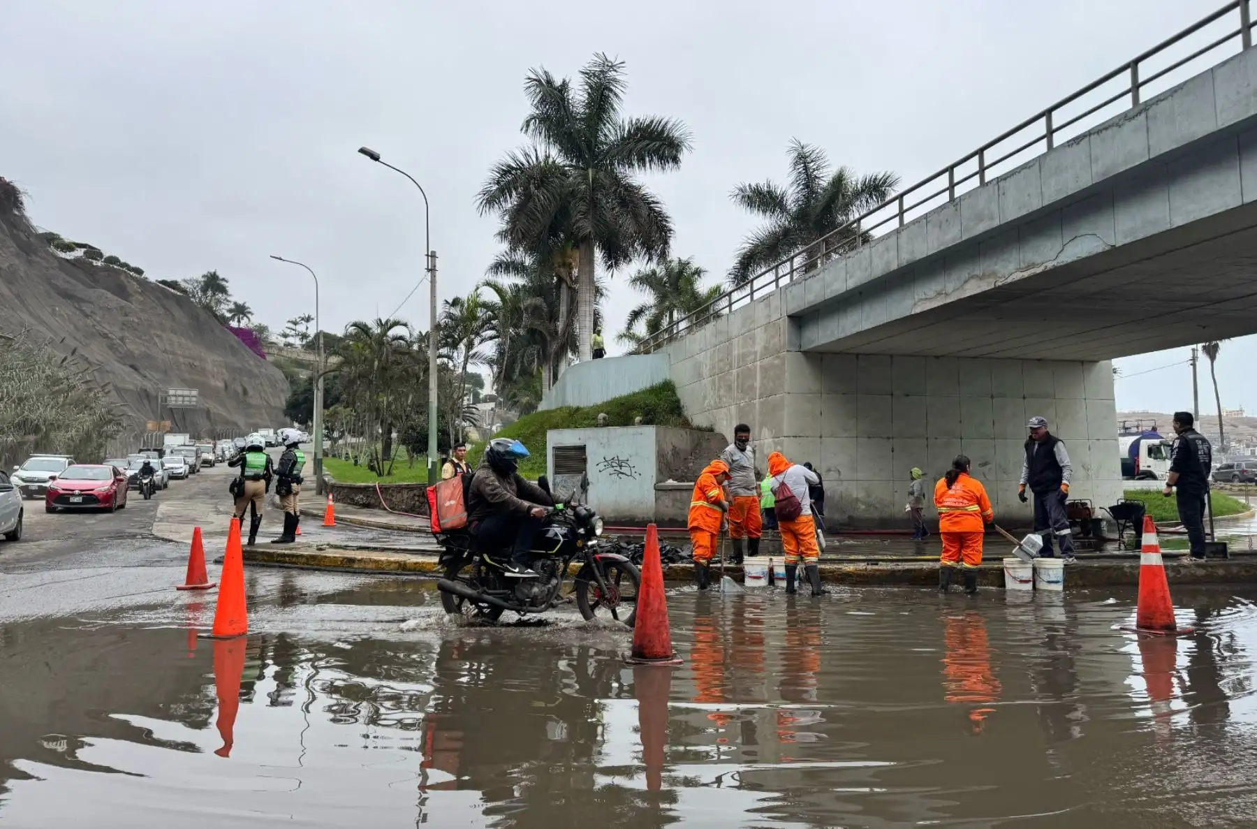 Un aniego en la bajada del Malecón Grau, en dirección al Circuito de Playas de la Costa Verde, ha generado una gran congestión vehicular de más de dos horas y más de 5 kilómetros de tráfico. Foto: ANDINA/ Braian Reyna