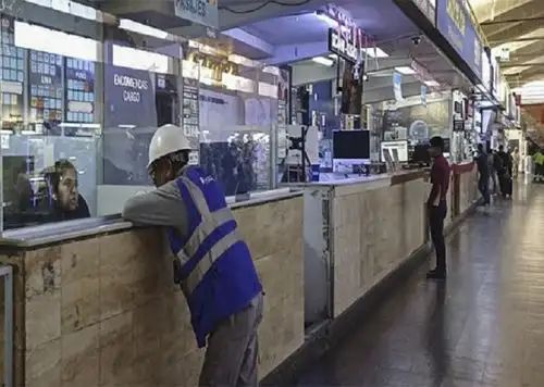 Pasajeros y transportistas de Ica, Moquegua y Arequipa reciben información sobre el estado de las vías afectadas por el bloqueo de carreteras que realizan piquetes de mineros informales. ANDINA/Difusión