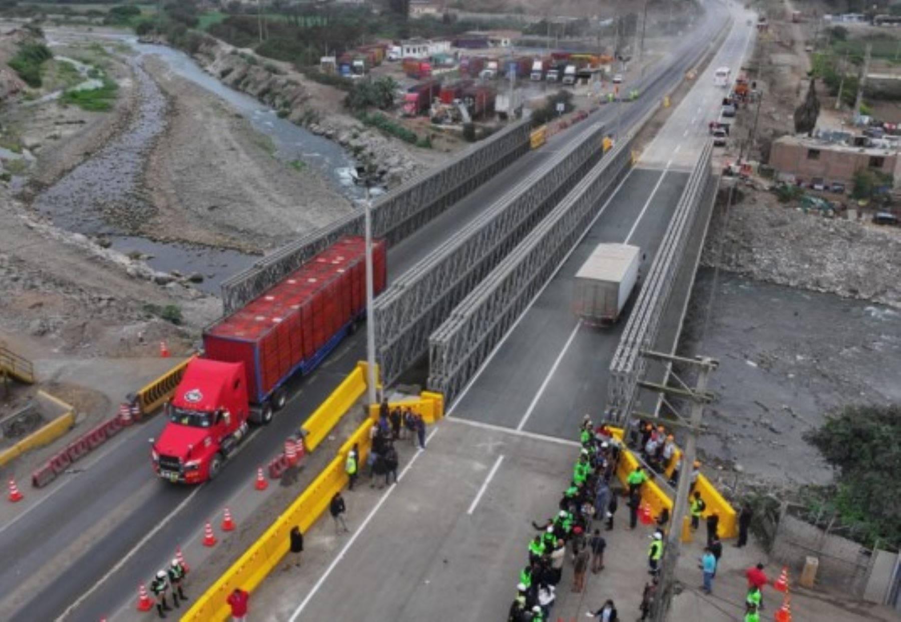 Esta mañana se restableció el tránsito en la Panamericana Norte tras culminar la instalación del segundo puente modular en Chancay, destacó el titular del MTC, César Sandoval. ANDINA/Difusión