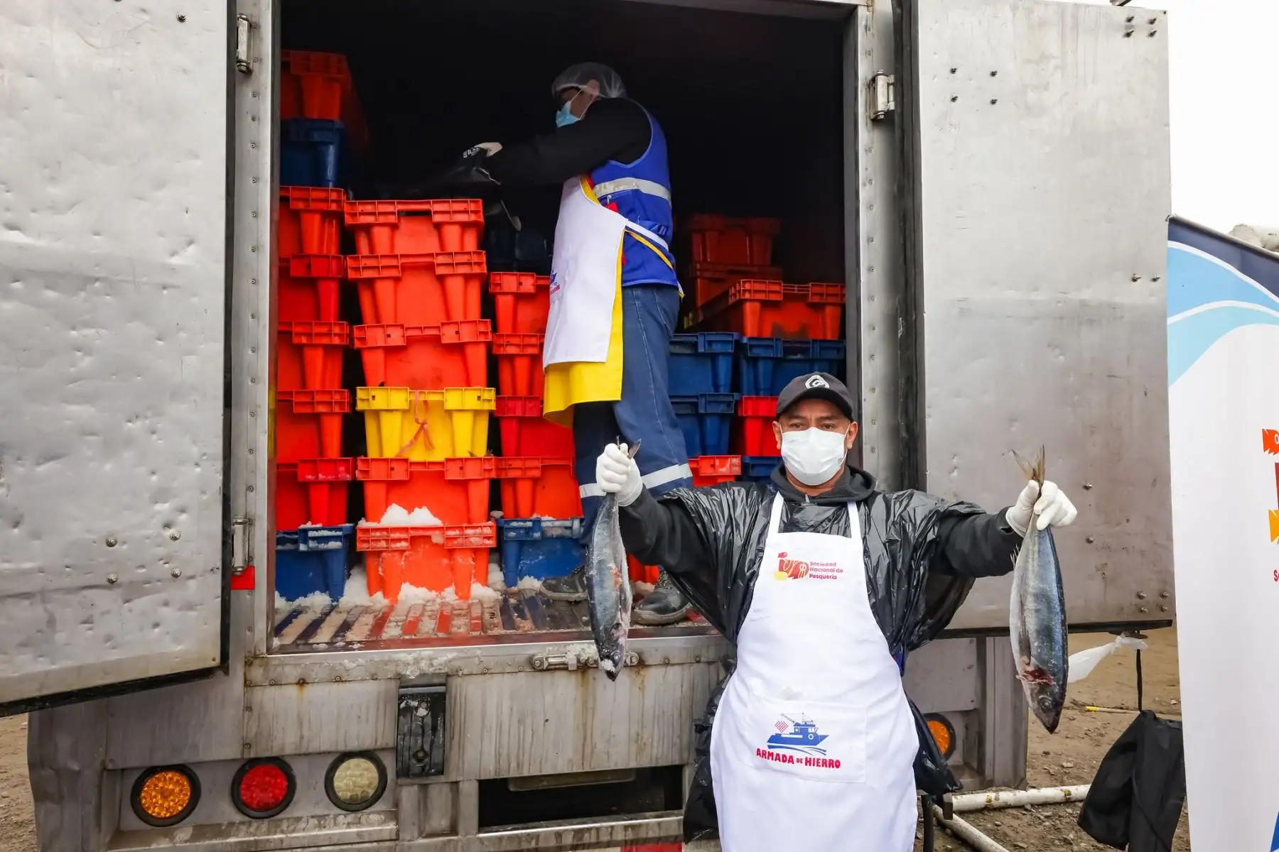 En San Juan de Miraflores el MIDIS en alianza estratégica con la Sociedad Nacional de Pesquería y con apoyo de la municipalidad del distrito, hizo entrega de 4 toneladas de pescado a comedores y ollas comunes.. Foto:MIDIS