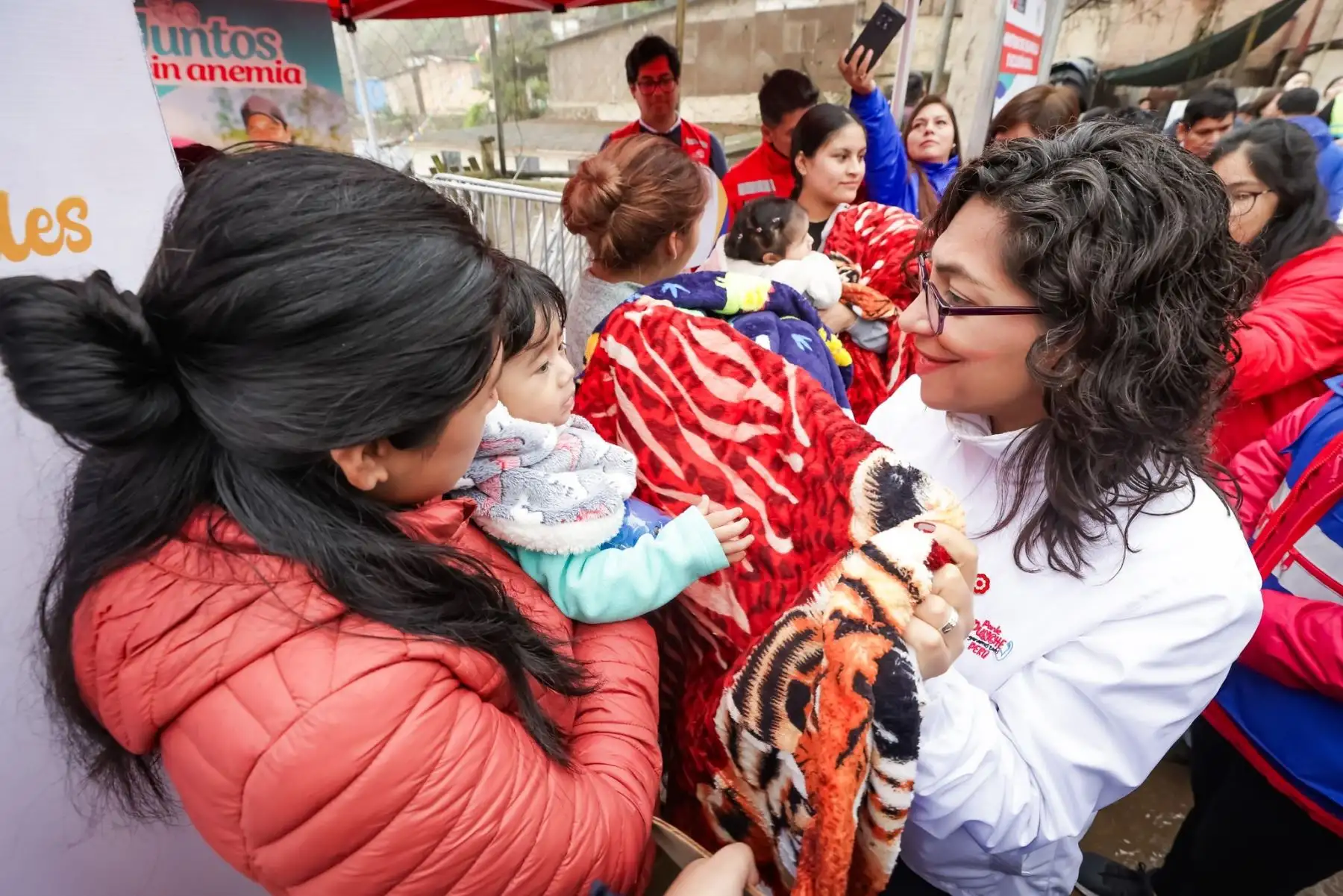 Ministra de Desarrollo e Inclusión Social, Leslie Urteaga realizó importantes actividades en San Juan de Miraflores y Villa El Salvador, con Operación abrigo. Foto:MIDIS