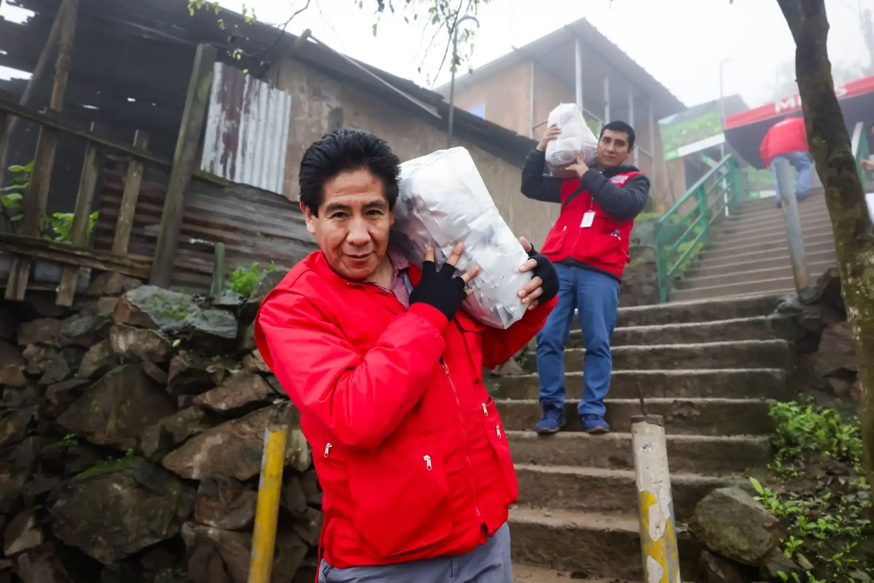 El Midis mediante el programa 
Foncodes ha entregado 10 escaleras en asentamientos humanos, y que pronto se entregarán 10 escaleras más en beneficio de un acceso seguro a la población vulnerable. Foto:MIDIS