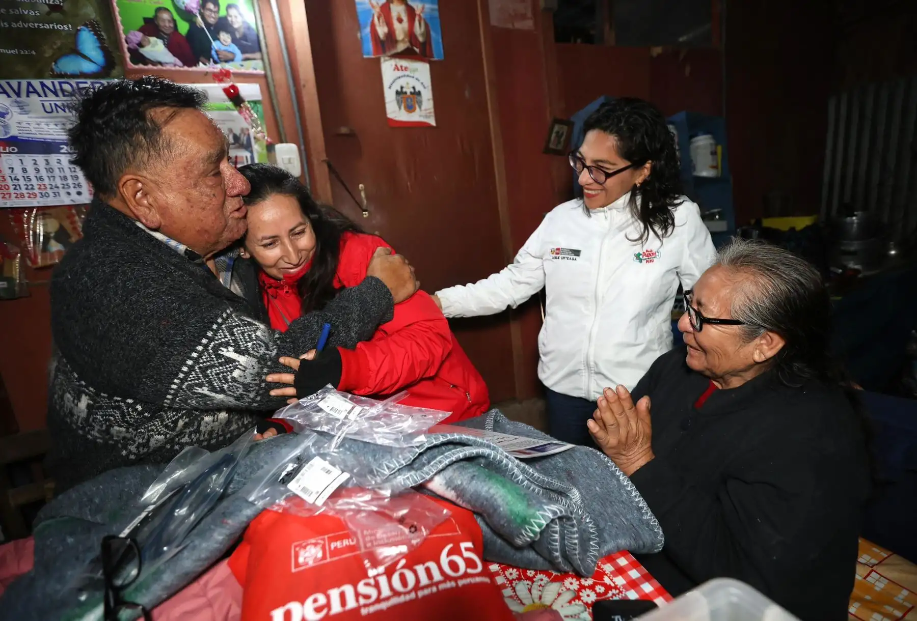 En el asentamiento humano Paraíso, en el distrito de San Juan de Miraflores, la ministra de Desarrollo e Inclusión Social, Leslie Urteaga visitó la vivienda de la señora Lucila Pariona, usuaria del programa 
Pension65 para entregarle el kit de abrigo, lentes de lectura y sol y canasta de víveres para la mejora de su calidad de vida. Foto:MIDIS