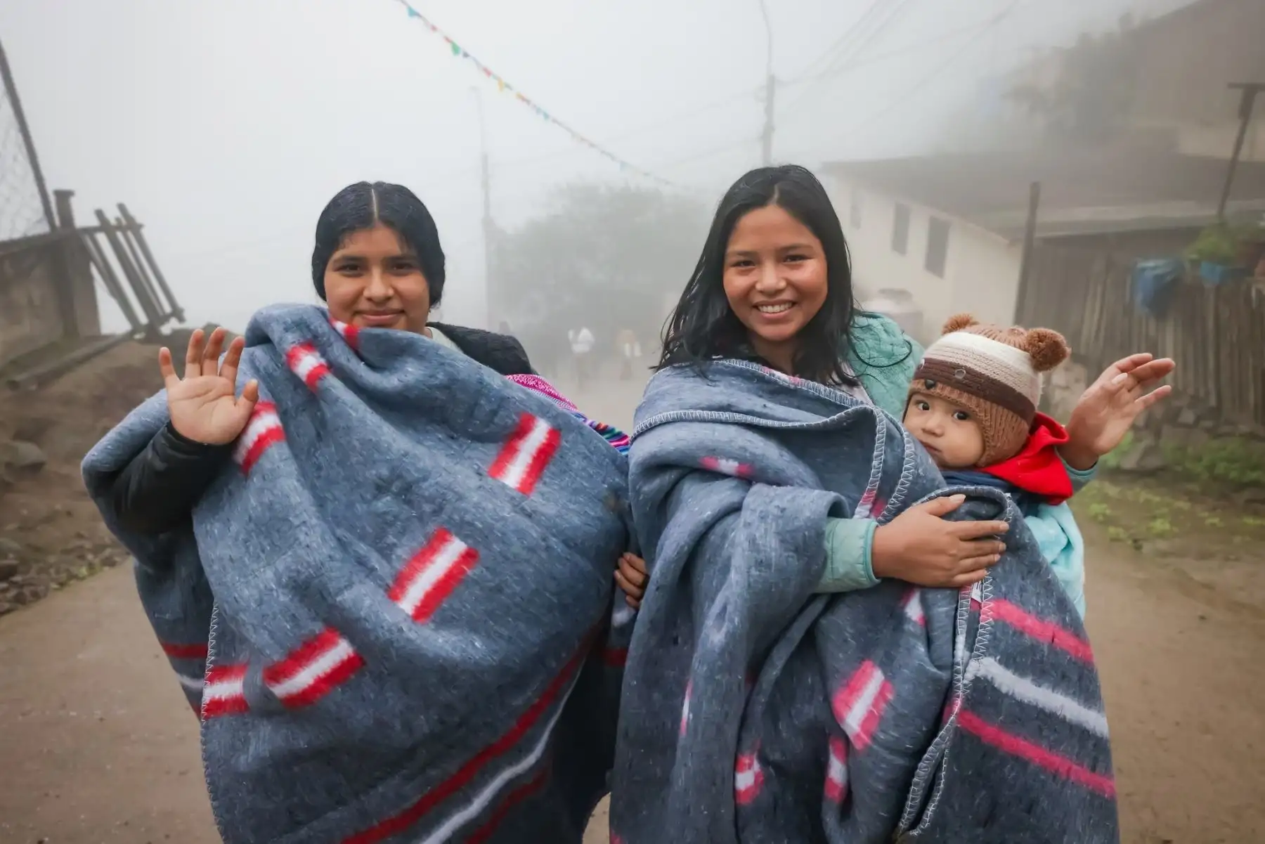 Midis entregó frazadas y kits de abrigo a la población vulnerable de la zona, para hacer frente a las bajas temperaturas que afectan la salud, principalmente de los niños y adultos mayores.. Foto:MIDIS
