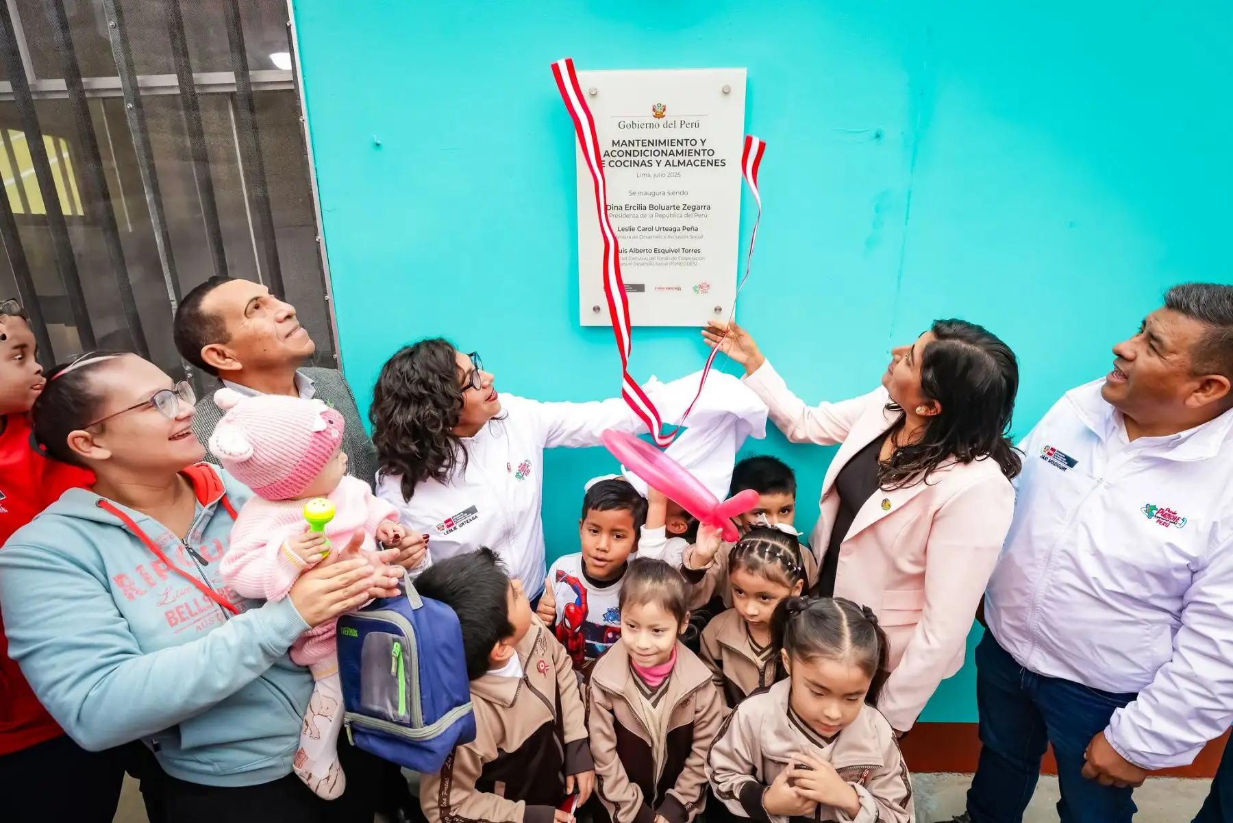 La ministra de Desarrollo e Inclusión Social, Leslie Urteaga realizó hoy la entrega oficial de una moderna infraestructura de cocina y almacén en el colegio inicial 652-23 Los Portales en Villa El Salvador.  Foto:MIDIS