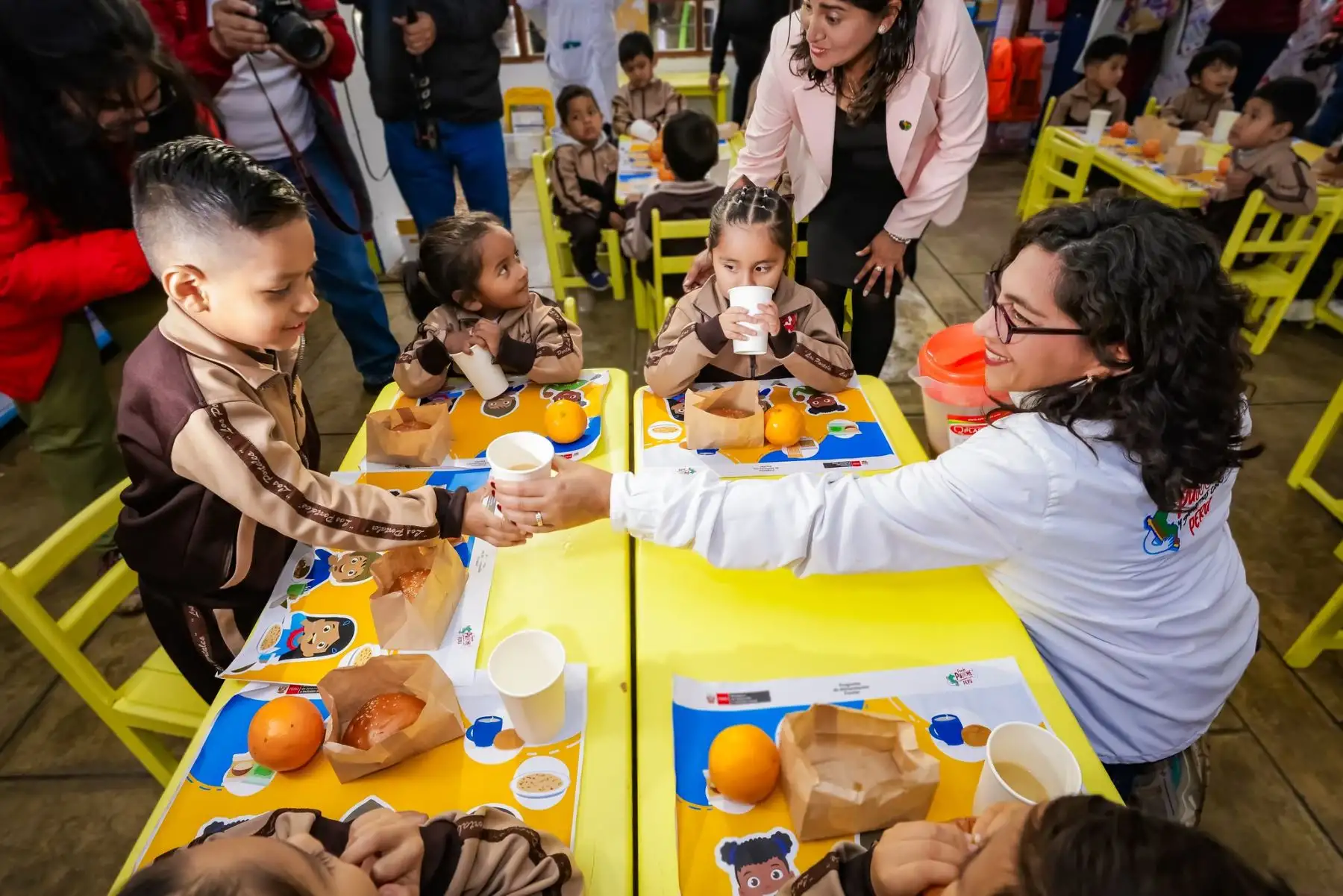 Con la entrega de hoy en la institución educativa Los Portales, que atiende a 153 niños y niñas, se dio por concluida la intervención a través del programa Foncodes
 en Villa El Salvador, donde se acondicionó la cocina en 7 escuelas.