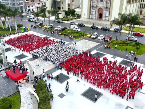 Más de 1,500 escolares del distrito de Nuevo Chimbote formaron una de las banderas humanas más grandes de Perú con motivo de las Fiestas Patrias. ANDINA/Difusión