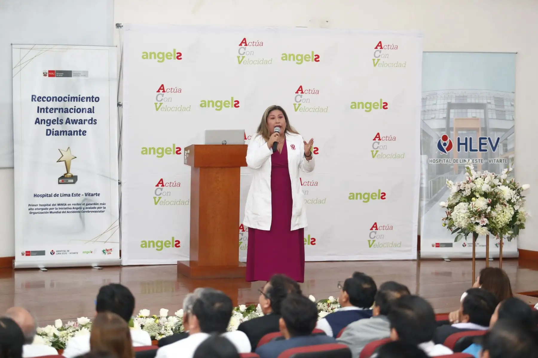 La Dra. Anahí Mabel Victoria Macedo, coordinadora de Neurología del Hospital de Lima Este - Vitarte, participó en la ceremonia oficial del reconocimiento internacional Angels Awards Diamante al hospital por su excepcional manejo de los accidentes Cerebrovasculares. Foto: ANDINA/Daniel Bracamonte