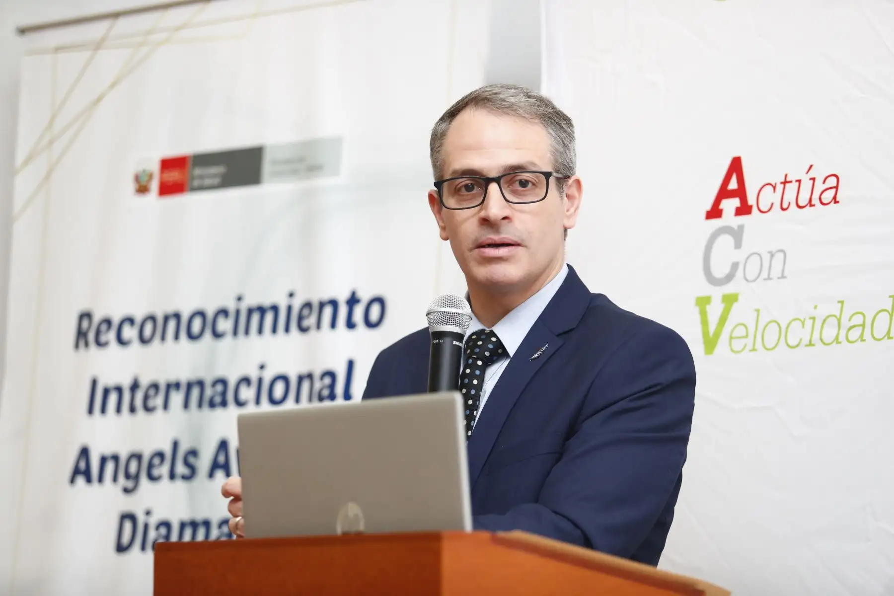 Carlos Iván León Gómez, director general de Operaciones de Salud del Ministerio de Salud, participó en la ceremonia oficial en la que el Hospital de Lima Este - Vitarte recibió el reconocimiento internacional Angels Awards Diamante por su excepcional manejo de los accidentes Cerebrovasculares. Foto: ANDINA/Daniel Bracamonte